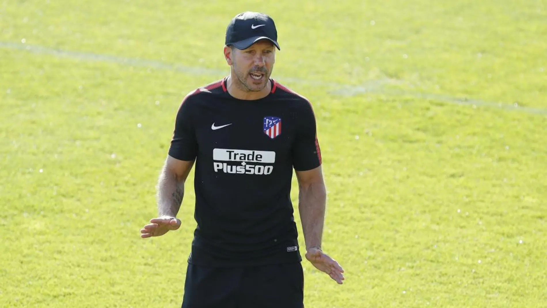 El entrenador Diego Pablo Simeone durante el entrenamiento del Atlético de Madrid