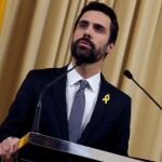 El presidente del Parlament, Roger Torrent (ERC), durante la declaración en la que ha propuesto a Carles Puigdemont como candidato a presidente de la Generalitat. EFE/Alberto Estévez