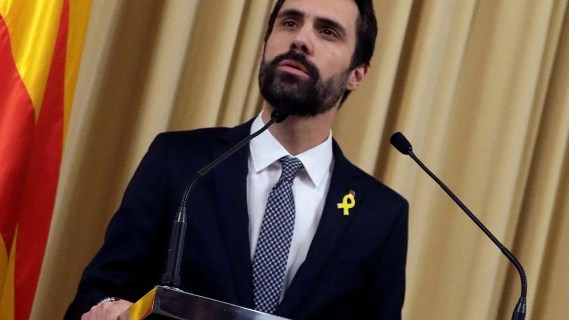 El presidente del Parlament, Roger Torrent (ERC), durante la declaración en la que ha propuesto a Carles Puigdemont como candidato a presidente de la Generalitat. EFE/Alberto Estévez