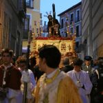 El Cristo de las «Tres caídas» salió de la iglesia de San Andrés, en La Latina. El de «Los Gitanos», que cumplió ayer 18 años recorriendo las calles de Madrid, lo hizo entre vítores y aplausos y recorrió el entorno de la Puerta del Sol.