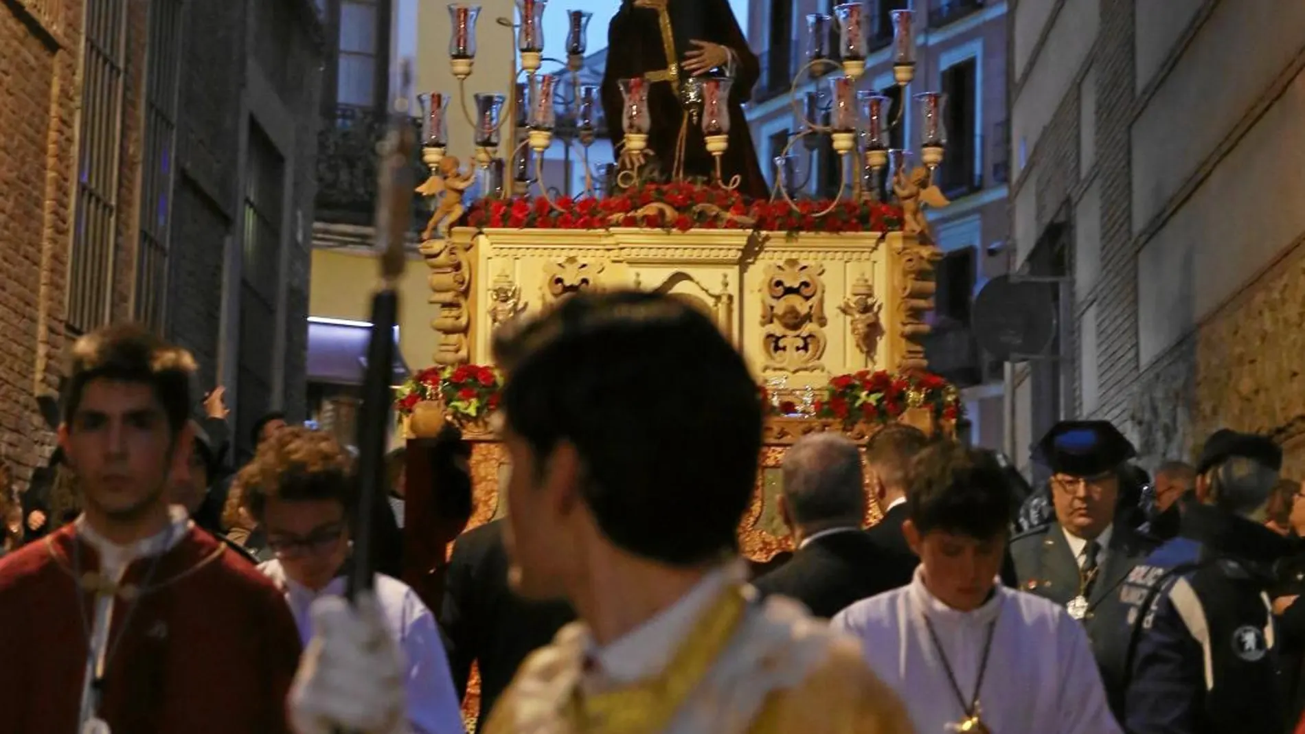 El Cristo de las «Tres caídas» salió de la iglesia de San Andrés, en La Latina. El de «Los Gitanos», que cumplió ayer 18 años recorriendo las calles de Madrid, lo hizo entre vítores y aplausos y recorrió el entorno de la Puerta del Sol.