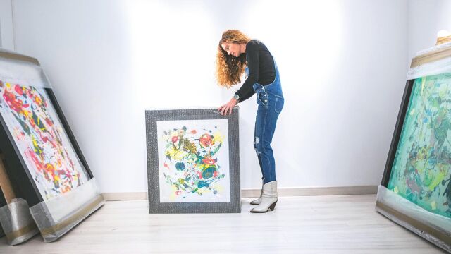 Blanca Cuesta, con la colección que presentará en su nueva exposición. Foto: Gonzalo Pérez