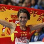 Isabel Macías, con la bandera española después de ganar la plata