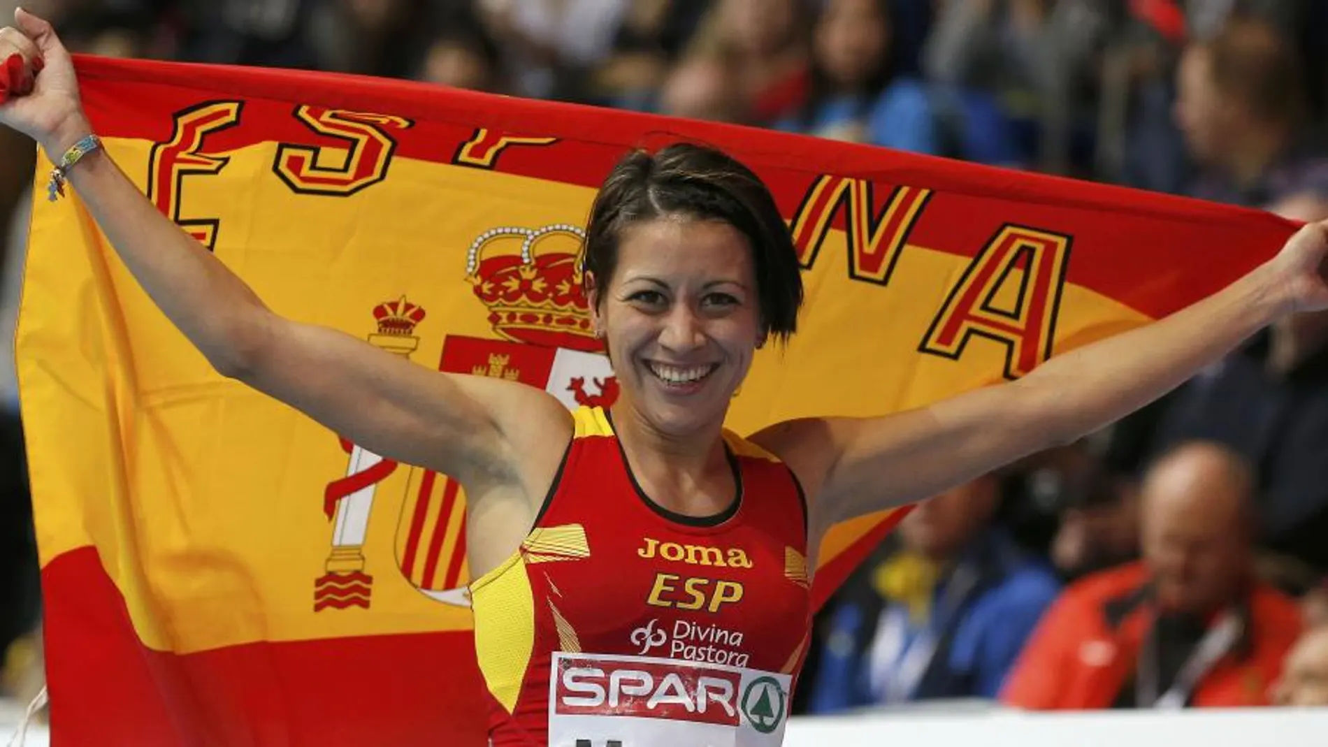 Isabel Macías, con la bandera española después de ganar la plata