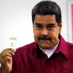 El presidente de Venezuela, Nicolás Maduro, vota hoy en su centro electoral, en el oeste de Caracas, en unos comicios donde buscará la reelección/ Efe