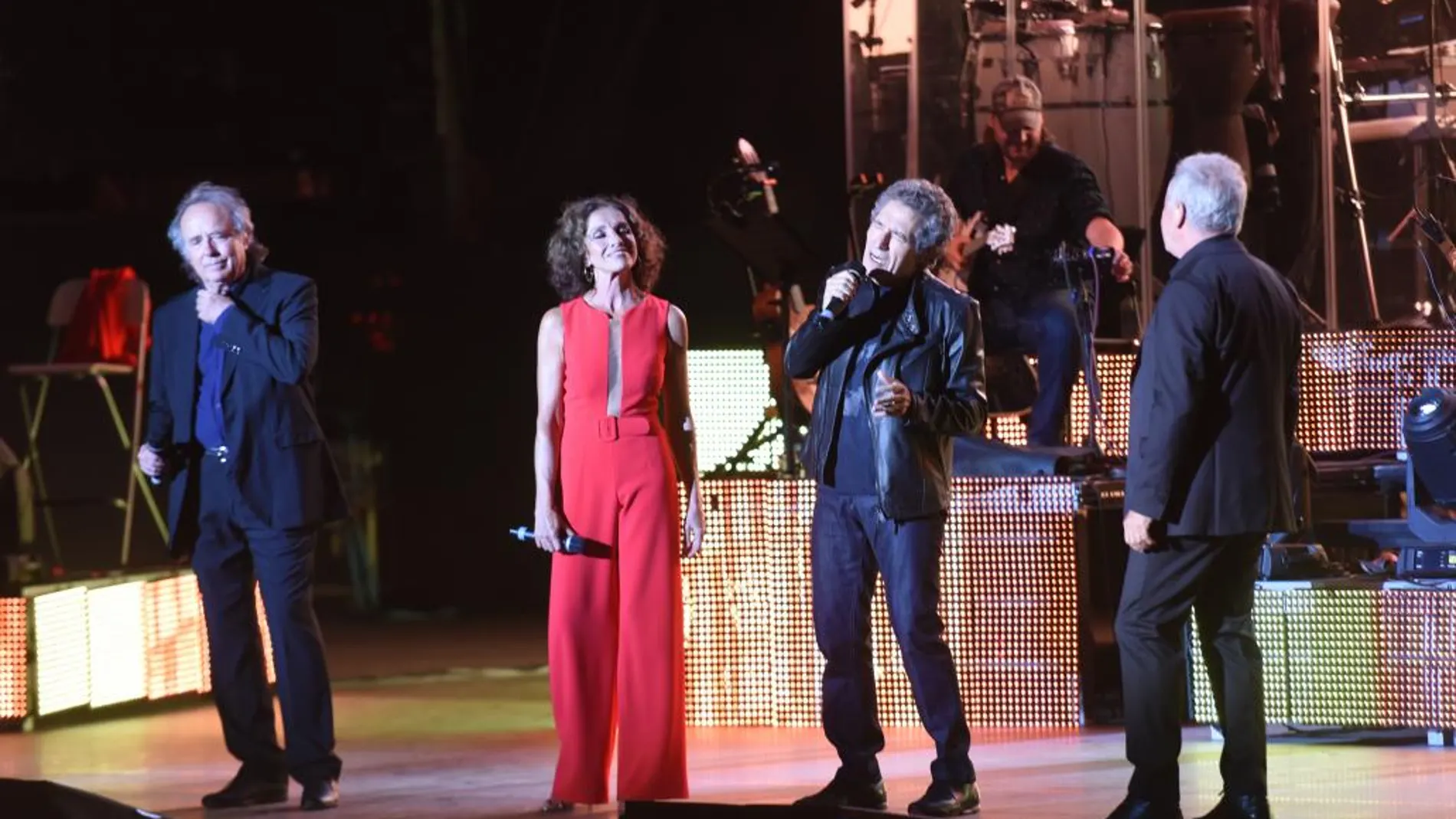 Ana Belén, Víctor Manuel, Joan Manuel Serrat y Miguel Ríos durante un concierto de la gira "El Gusto es Nuestro"en Marbella