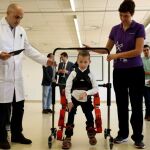 Jens, un niño de 5 años, usa el primer y único exoesqueleto pediátrico portable del mundo, desarrollado por dos empresas españolas y el CSIC