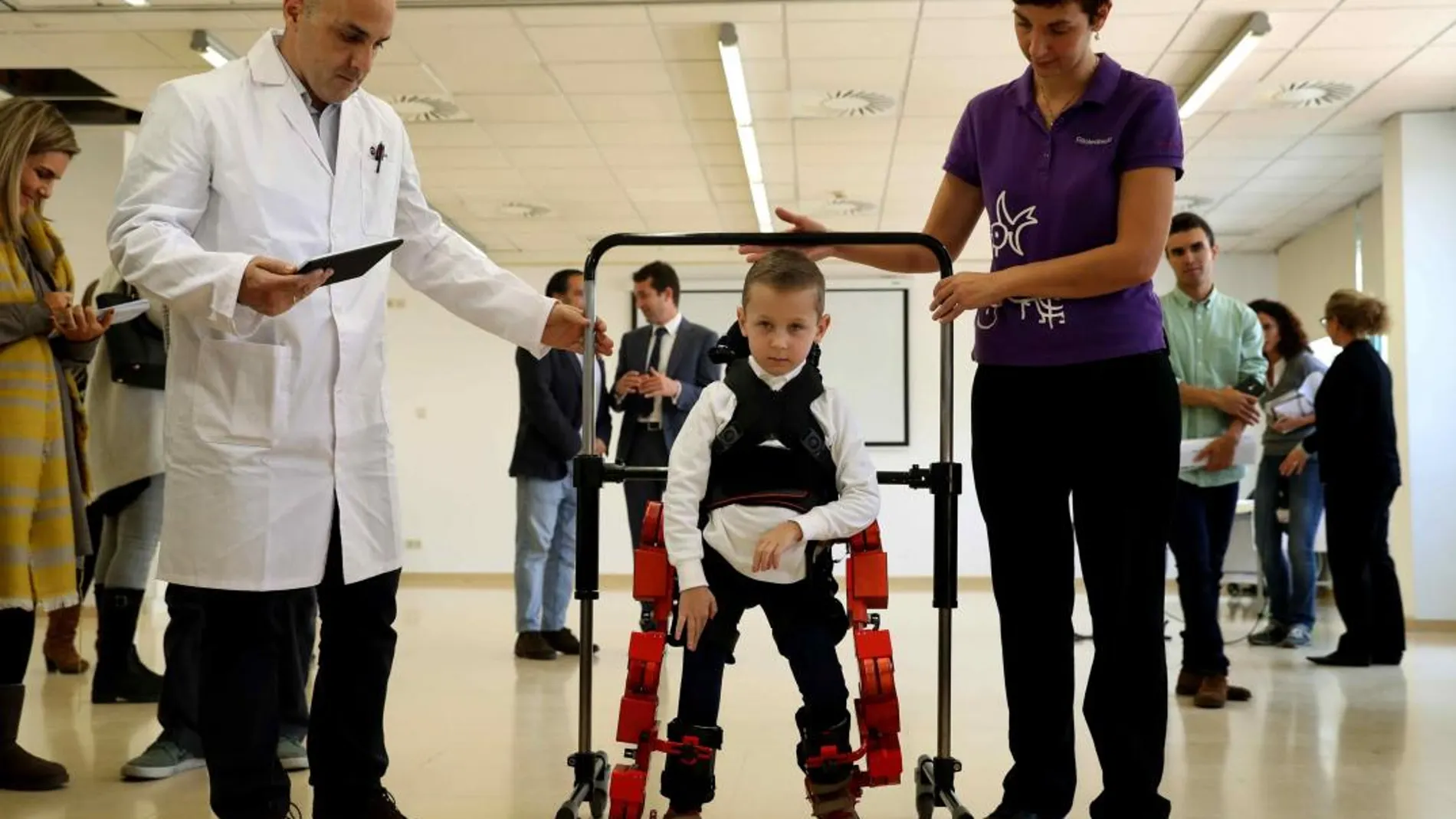 Jens, un niño de 5 años, usa el primer y único exoesqueleto pediátrico portable del mundo, desarrollado por dos empresas españolas y el CSIC