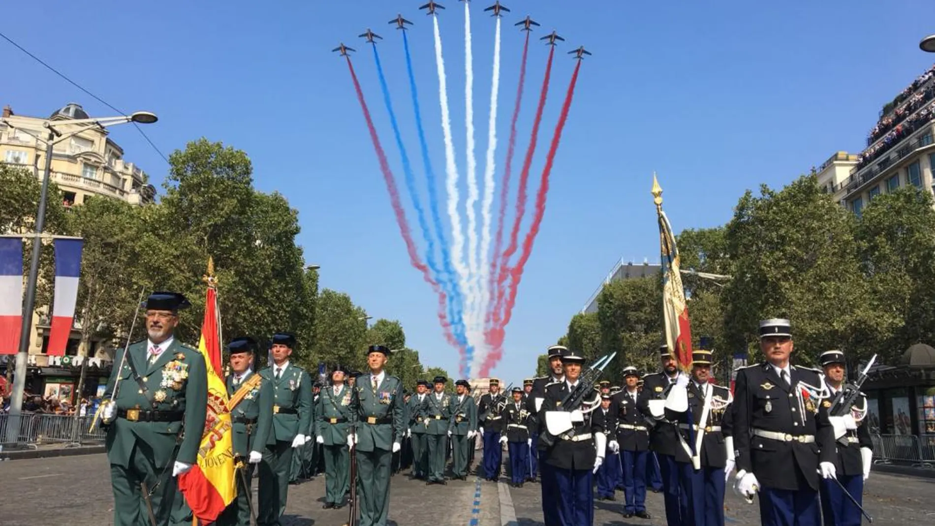 Una compañía de guardias civiles ha desfilado en París junto con los gendarmes franceses