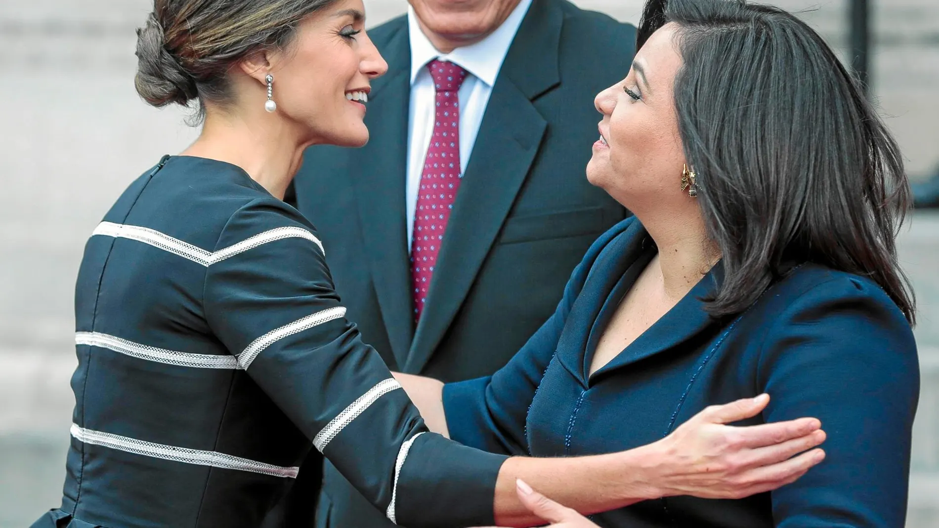 Doña Letizia y Maribel Díaz en Lima; entre ellas, el presidente de Perú, Martín Vizcarra / Gtres