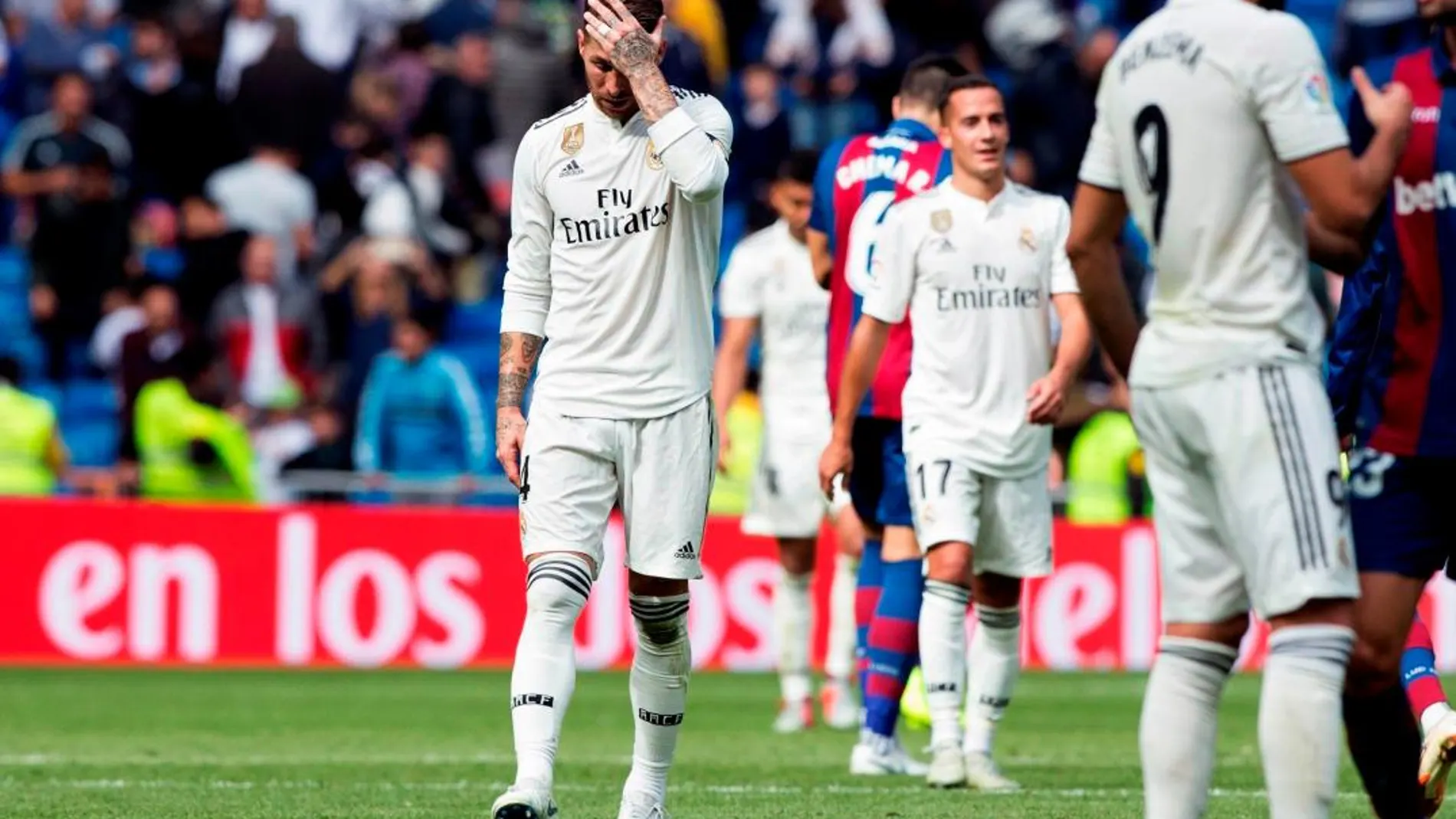 El defensa del Real Madrid, Sergio Ramos , se lamenta durante el partido de la 9ª jornada de La Liga entre el Real Madrid y el Levante / Efe