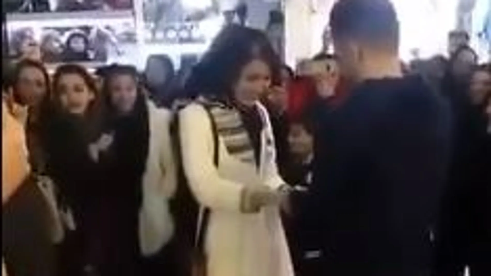 Momento en el que el joven entrega el anillo a la joven en un centro comercial de Arak / Foto: Twitter