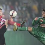 El jugador del Athletic Javier Eraso (i) lucha por el balón con Philipp Malicsek (d) del SK Rapid Vienna.