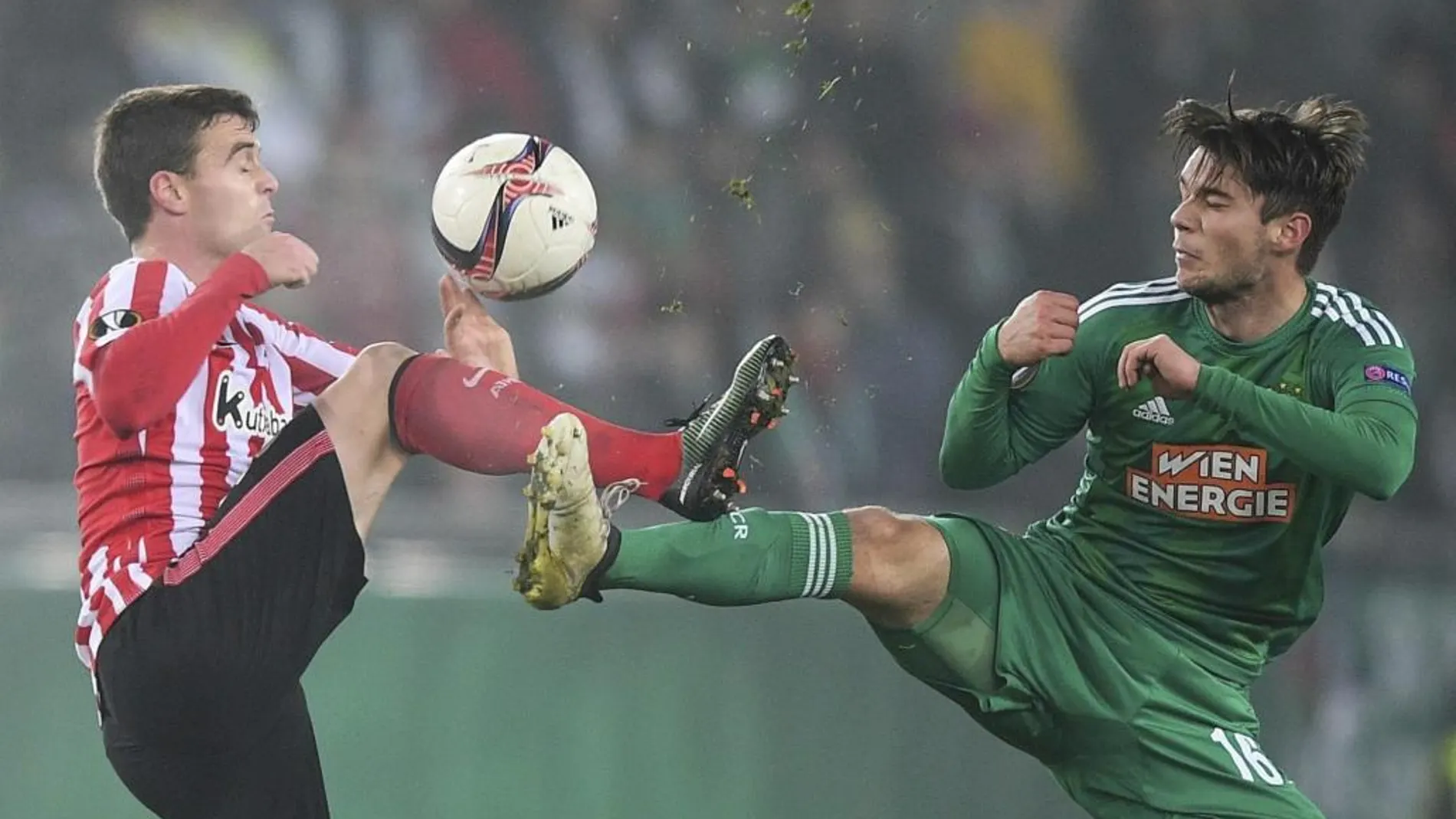 El jugador del Athletic Javier Eraso (i) lucha por el balón con Philipp Malicsek (d) del SK Rapid Vienna.