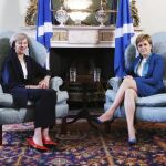 La primera ministra británica, la conservadora Theresa May (i), se reúne con la ministra principal escocesa, la independentista Nicola Sturgeon (d), en la residencia oficial de Bute House en Edimburgo, Escocia