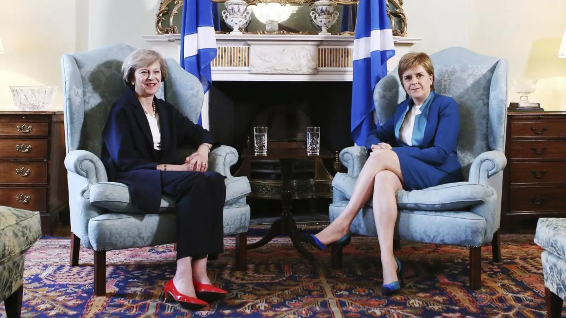 La primera ministra británica, la conservadora Theresa May (i), se reúne con la ministra principal escocesa, la independentista Nicola Sturgeon (d), en la residencia oficial de Bute House en Edimburgo, Escocia