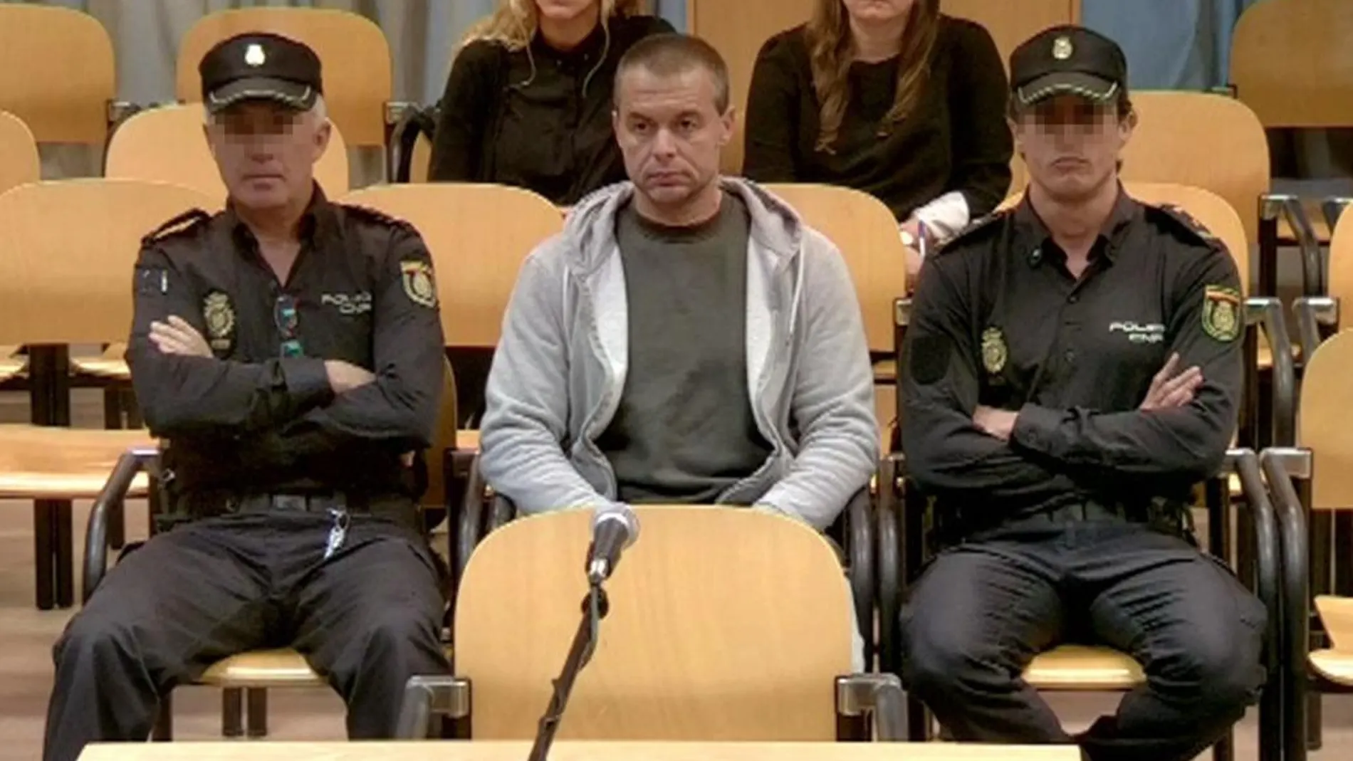 Imagen de la señal institucional de la Audiencia Provincial de Madrid en la que aparece Antonio Ortiz, el presunto pederasta de Ciudad Lineal, durante el juicio.