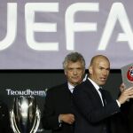 El entrenador del Real Madrid, Zinedine Zidane (d), al término de la final de la Supercopa de Europa 2016