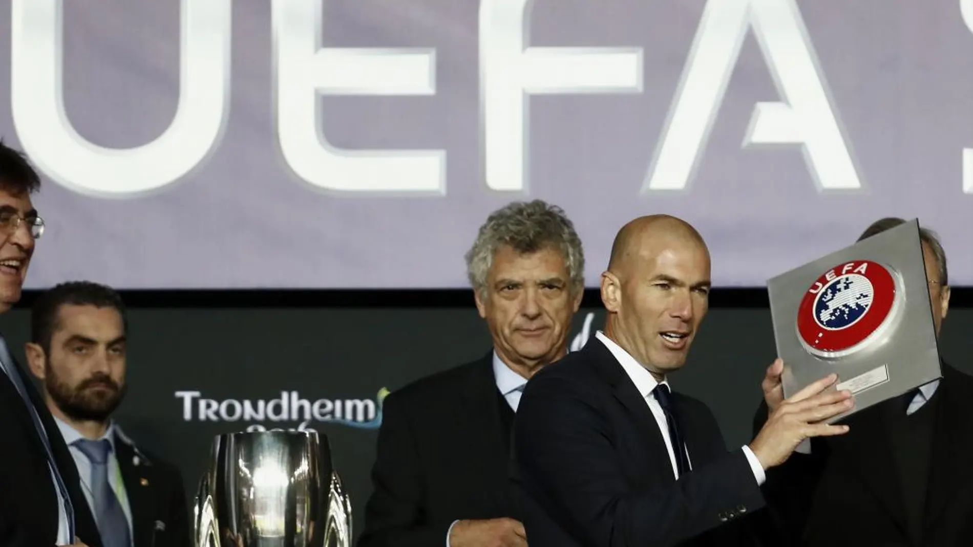 El entrenador del Real Madrid, Zinedine Zidane (d), al término de la final de la Supercopa de Europa 2016