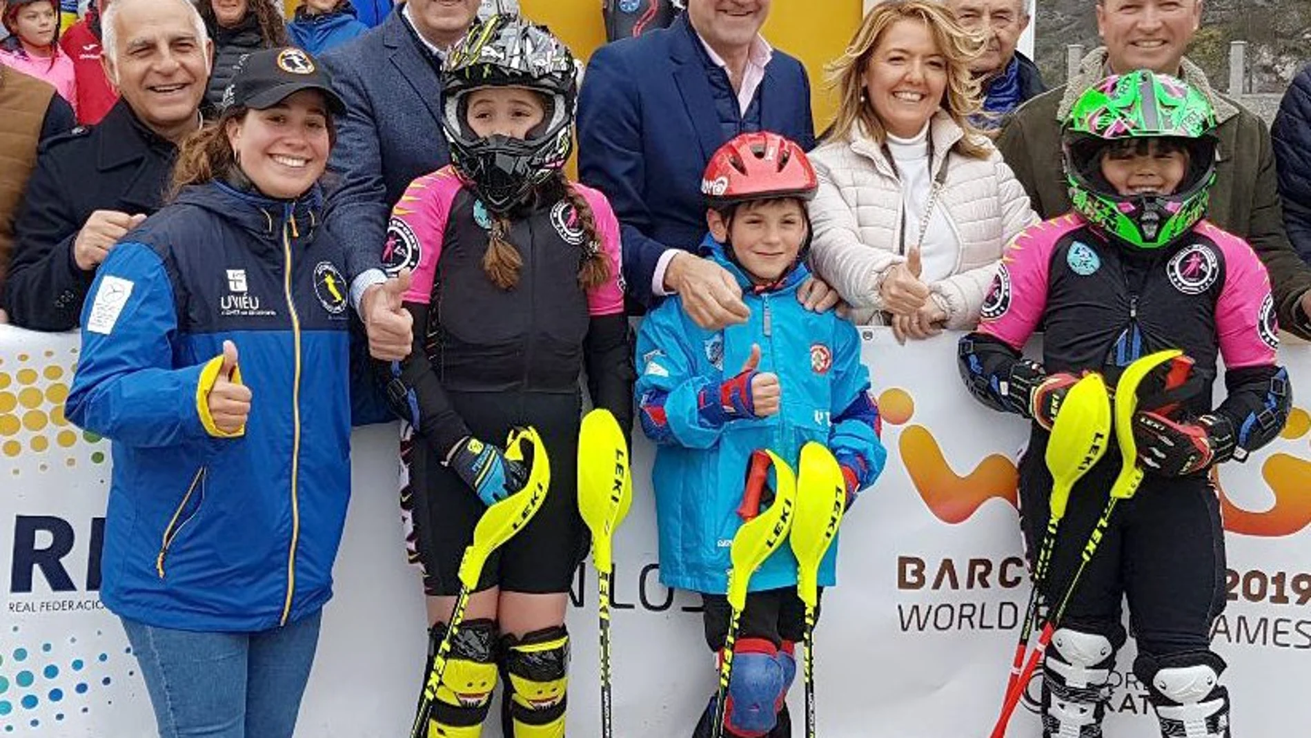 El presidente provincial del PP en León, Juan Martínez Majo, y la candidata del PP al Gobierno de Asturias,Teresa Mallada, presentan el proyecto junto al consejero Suárez-Quiñones