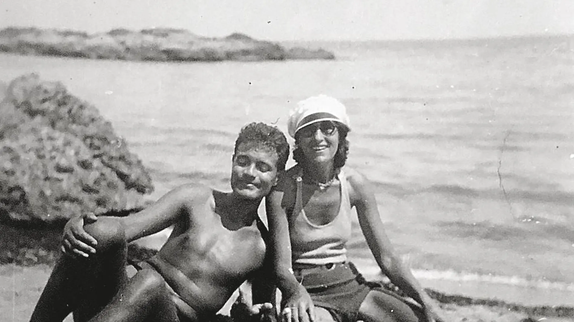 Un feliz René Crevel se apoya en Gala en una fotografía del verano de 1931, en la bahía de Port Lligat. La imagen fue captada por Salvador Dalí.