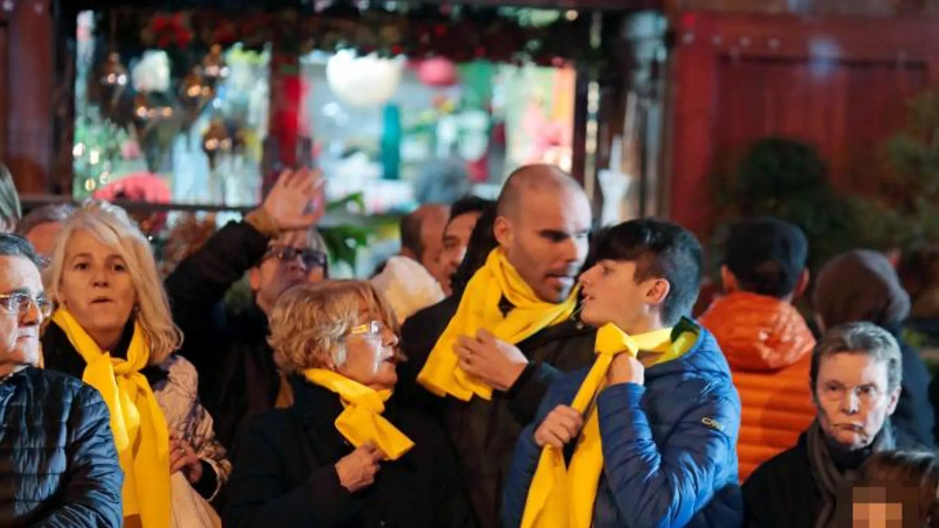 Algunas familia han lucido bufandas amarillas para pedir la libertad de los detenidos
