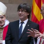 El arzobispo de Barcelona, Juan José Omella, junto a Carles Puigdemont.