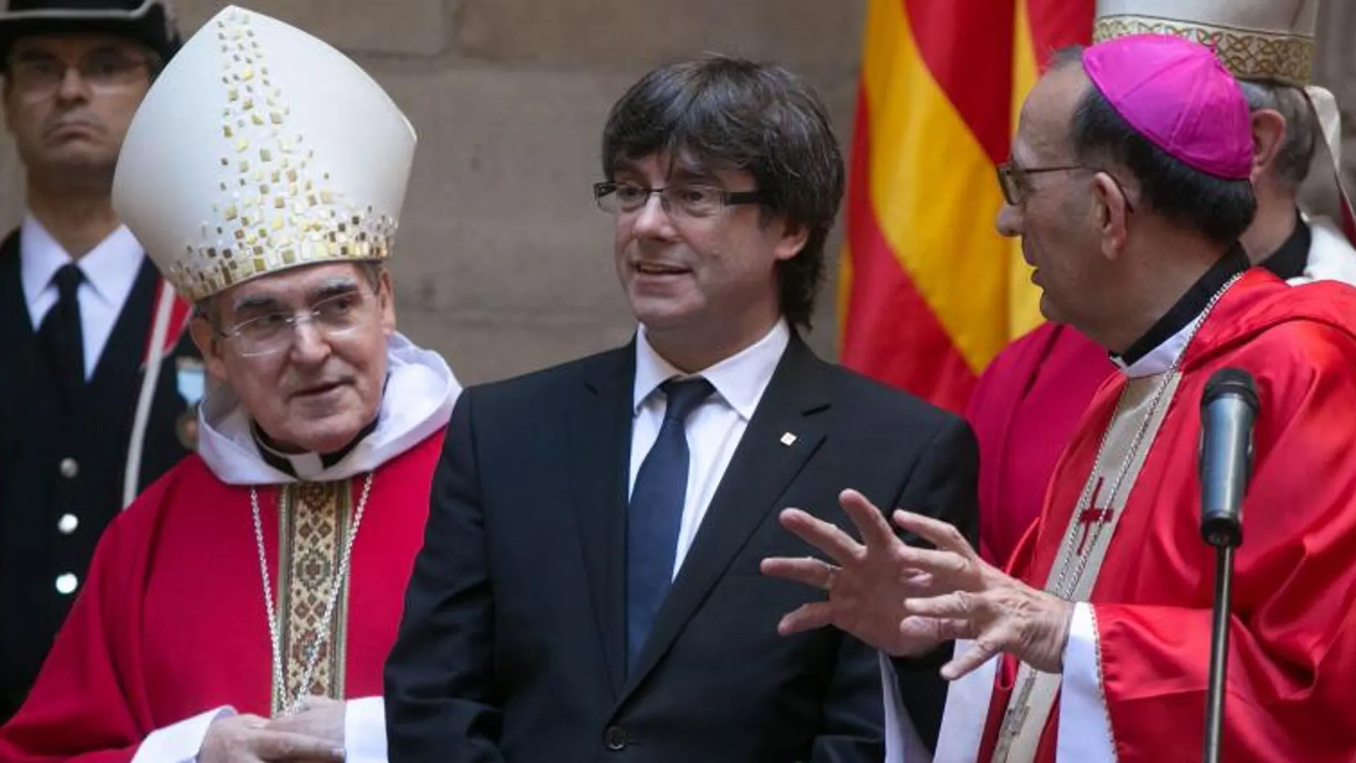 El arzobispo de Barcelona, Juan José Omella, junto a Carles Puigdemont.