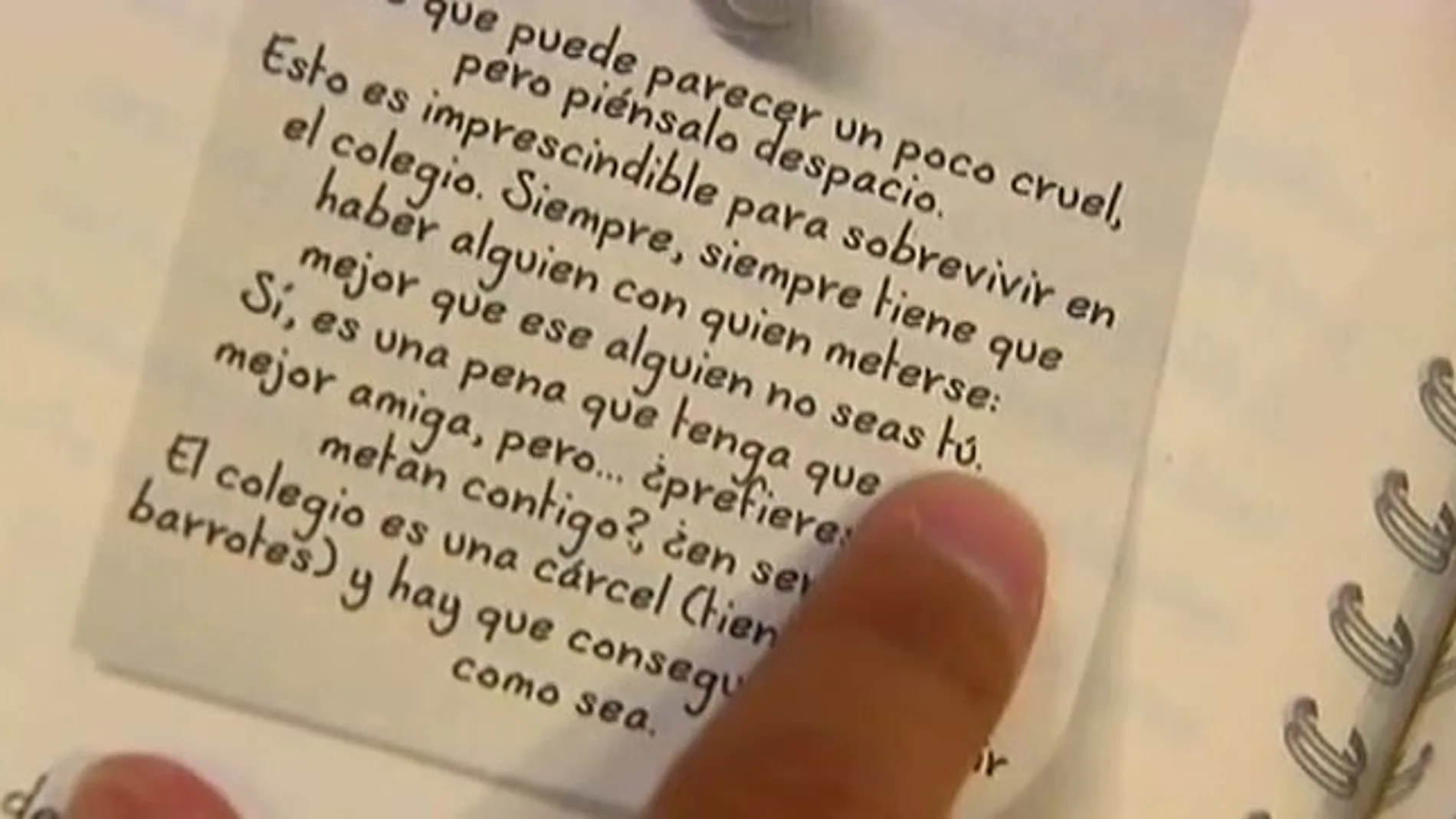 "Siempre tiene que haber alguien con quien meterse. Mejor que ese alguien no seas tú", puede leerse en el libro