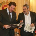 Óscar Puente ojea el «Blanco y Negro», que recuerda a Zorrilla, junto a Carlos Aganzo, director del diario decano de la prensa española