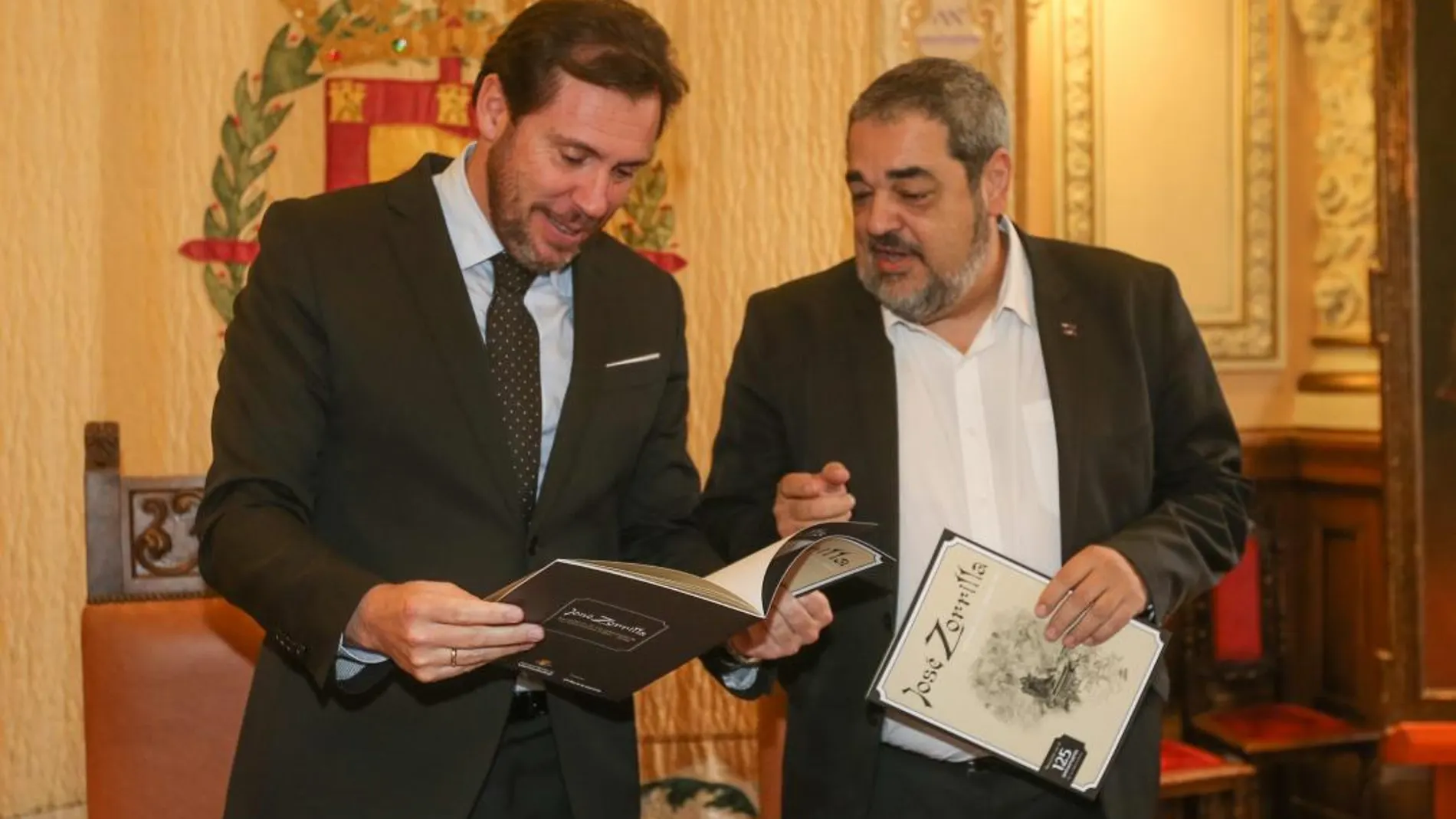 Óscar Puente ojea el «Blanco y Negro», que recuerda a Zorrilla, junto a Carlos Aganzo, director del diario decano de la prensa española