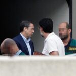 Eduardo Zaplana, a su llegada a su chalé de Benidorm junto a la comisión judicial /Foto: Efe