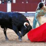 De Manuel dando un natural ayer en Las Ventas. Foto: Jesús G. Feria