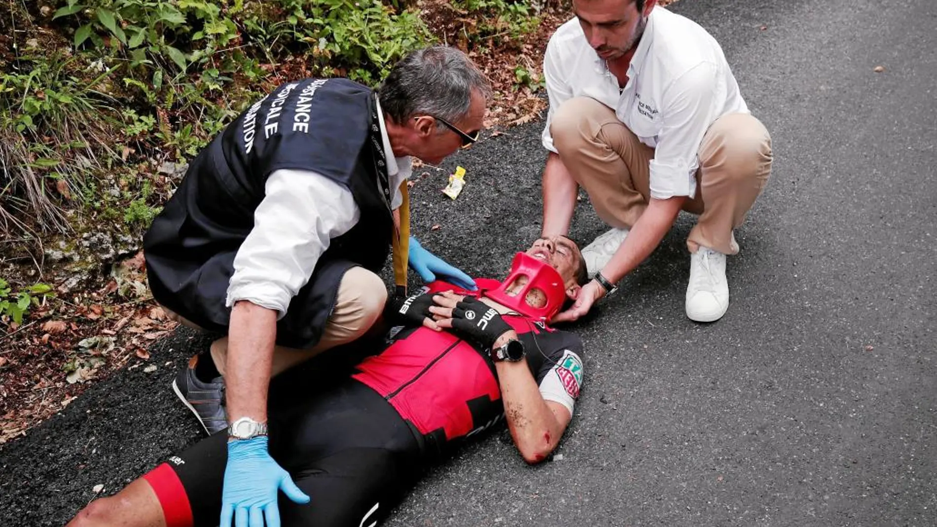 Richie Porte es atendido por los servicios de carrera después de una tremenda caída. Sufre una contusión cerebral, y fractura de clavícula y de pelvis