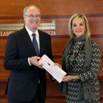 El presidente del Parlamento, Juan Pablo Durán, recibe la Memoria Anual de la Fiscalía Superior de Andalucía de manos de su nueva titular, Ana Tárrago