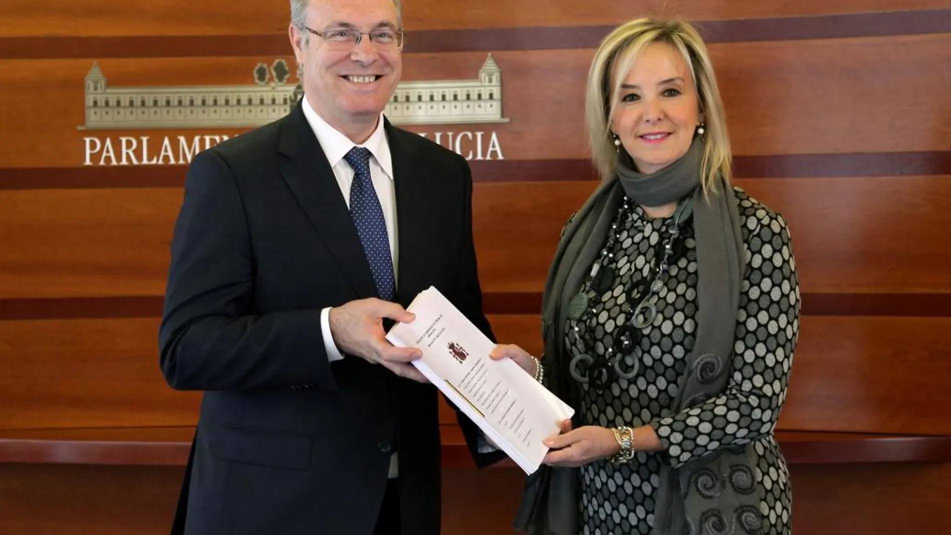 El presidente del Parlamento, Juan Pablo Durán, recibe la Memoria Anual de la Fiscalía Superior de Andalucía de manos de su nueva titular, Ana Tárrago