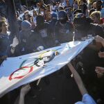 Manifestantes contra los Juegos queman una bandera olímpica ayer en Río