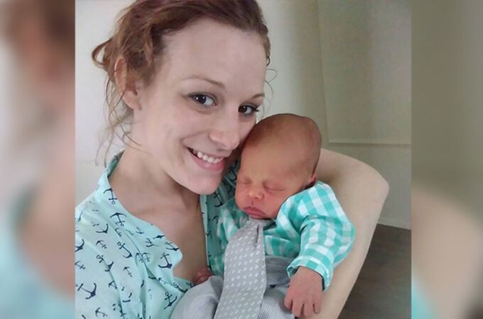 Kristin Hoffman posa con su bebé