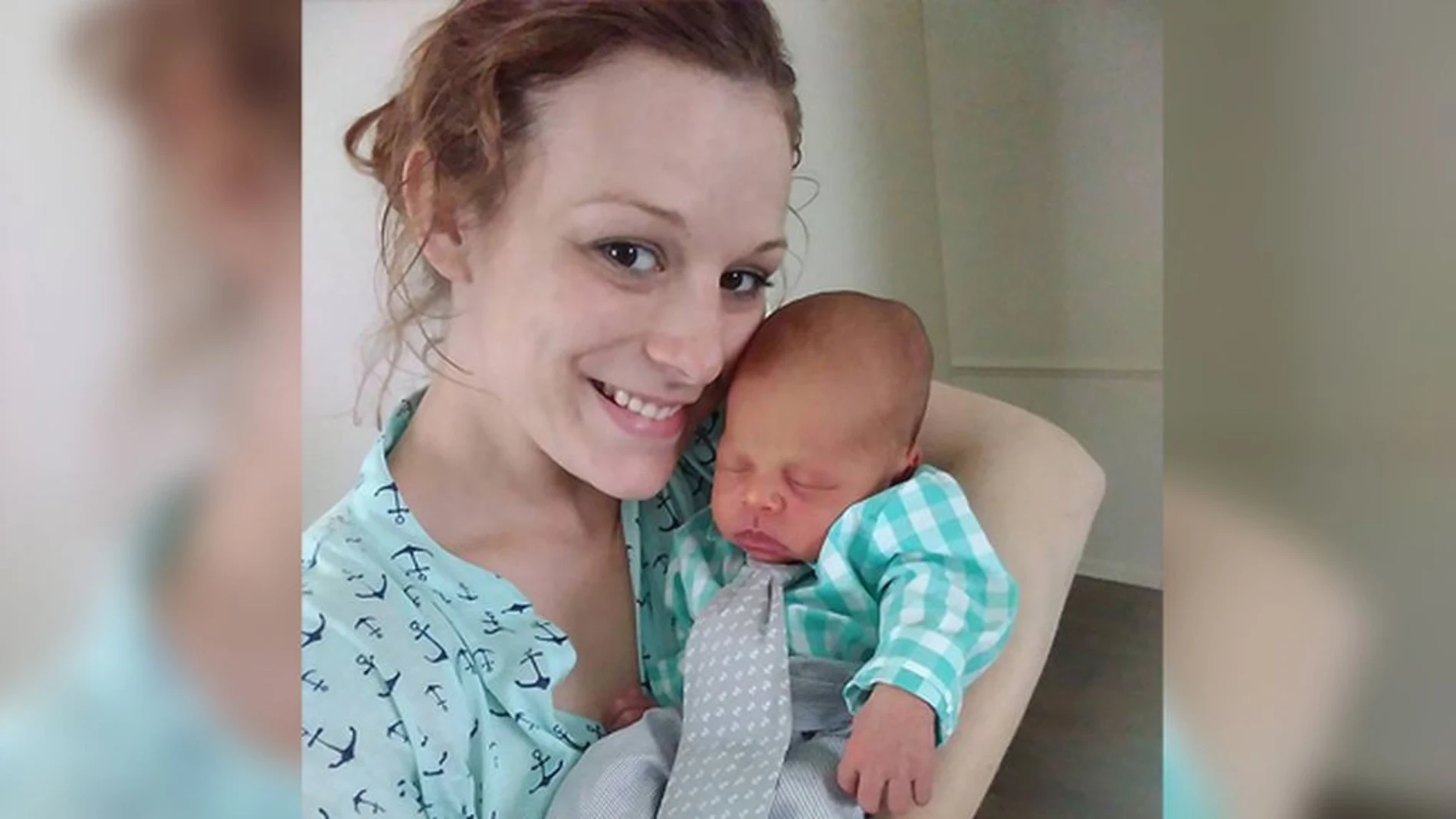 Kristin Hoffman posa con su bebé