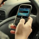 La DGT advierte de los riesgos de usar el móvil al volante. Foto. Archivo