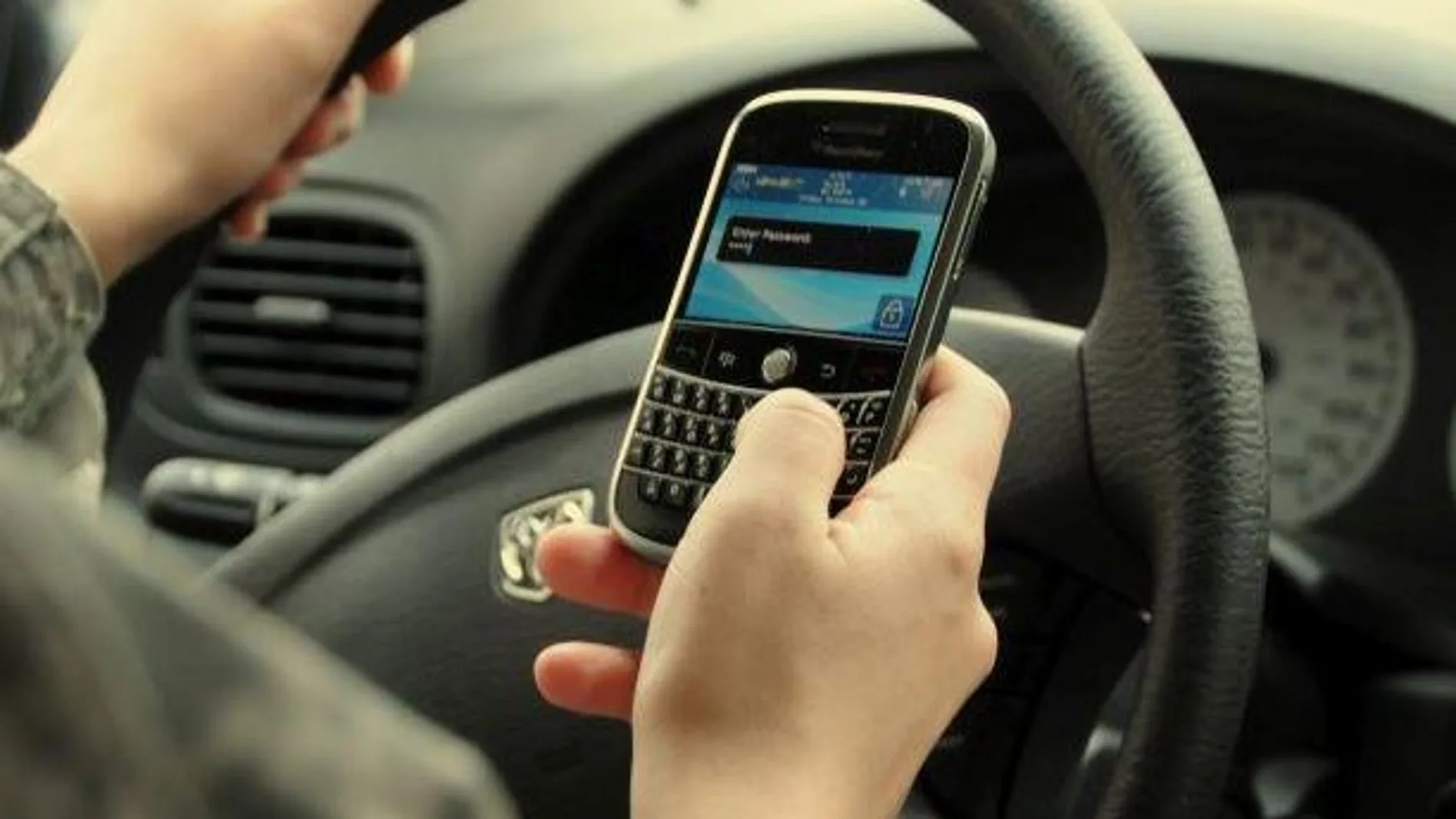 La DGT advierte de los riesgos de usar el móvil al volante. Foto. Archivo