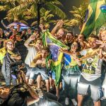Seguidores de Jair Bolsonaro celebran frente a la casa del candidato en Río de Janeiro la victoria en la primera vuelta / Efe