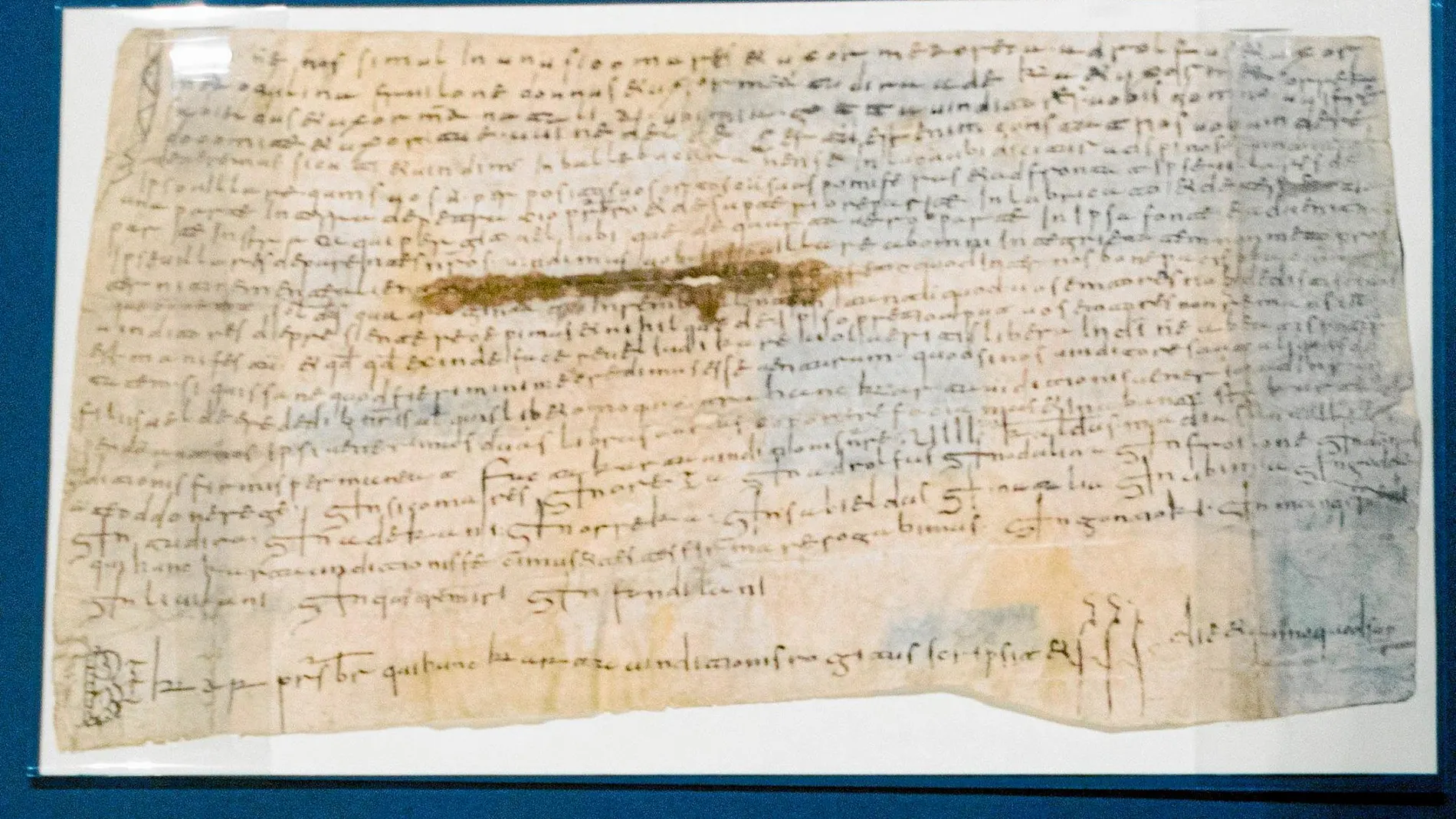 El documento más antiguo conservado en los fondos del Archivo de la Corona de Aragón, referido a la venta de un campo al conde Wilfredo y que está fechado el 24 de abril de 889