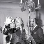 Gala, Salvador Dalí y Enrique Sabater, en el hotel San Regis, en Nueva York
