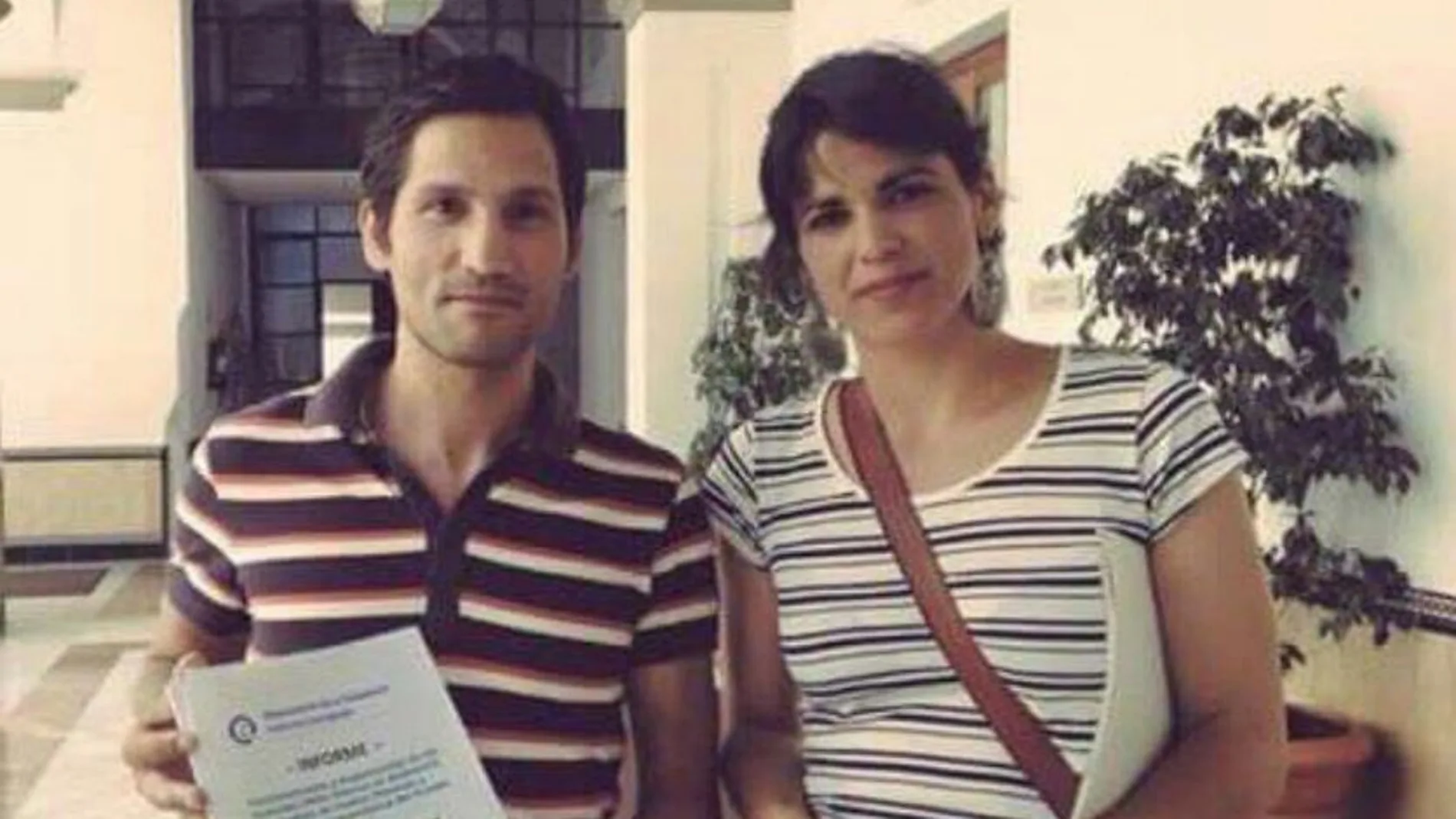 Lagarder Dalciu, falso militante socialista, junto a Teresa Rodríguez, ambos de Podemos