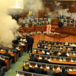 Los diputados del movimiento Vetevendosje (Autodeterminación) arrojaron el gas en cuatro intentos de reanudar la celebración la sesión para realizar la votación.