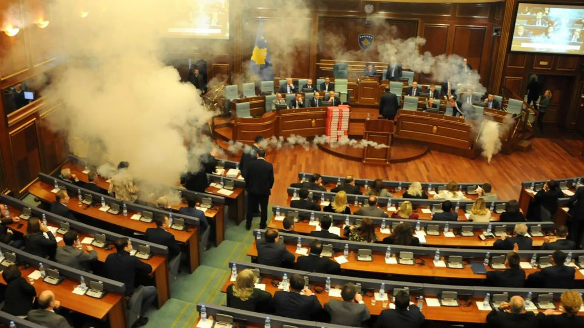 Los diputados del movimiento Vetevendosje (Autodeterminación) arrojaron el gas en cuatro intentos de reanudar la celebración la sesión para realizar la votación.