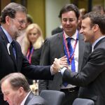 Emmanuel Macron saluda a Mariano Rajoy en Bruselas