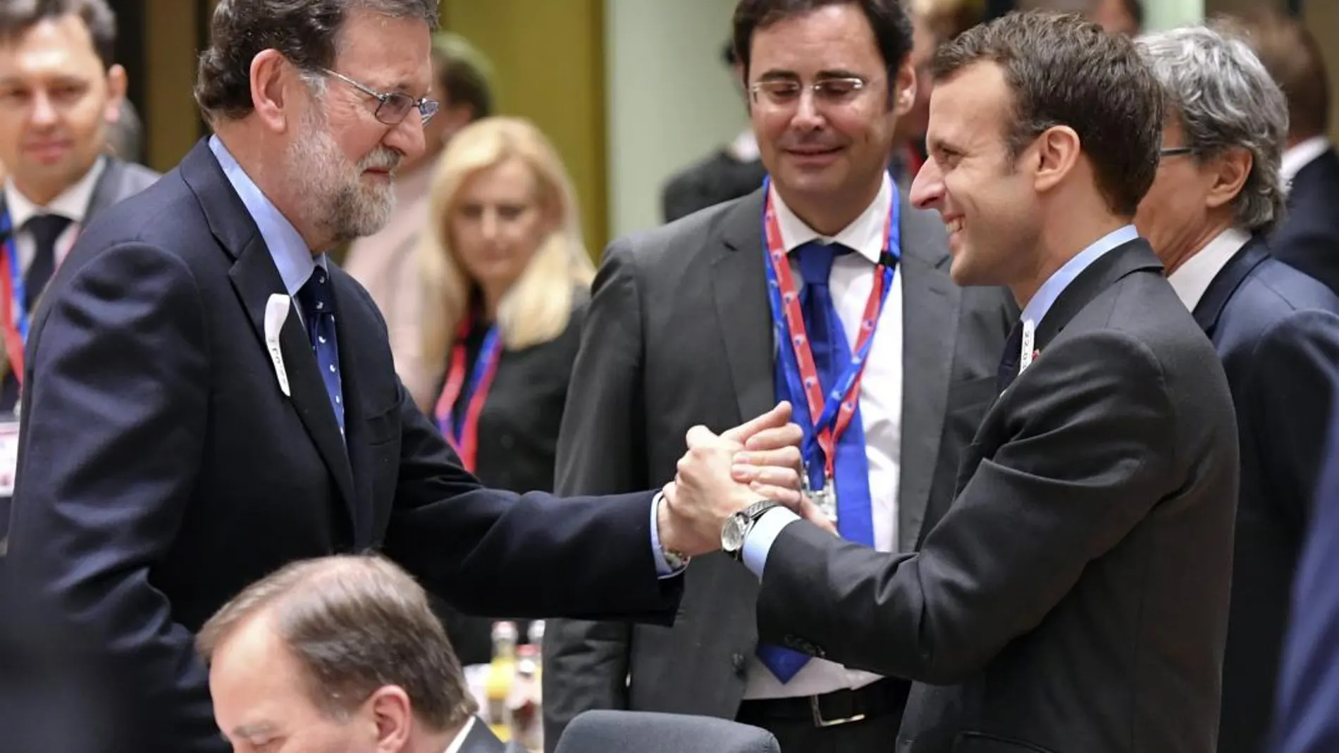 Emmanuel Macron saluda a Mariano Rajoy en Bruselas