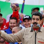 Nicolás Madurocon un billete de 100 bolívares en Caracas este sábado